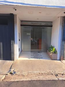 un accès à un bâtiment avec une porte en verre dans l'établissement rocamora, à Posadas