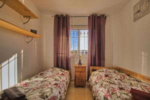 Un dormitorio con una cama y una ventana en LANN Isis, en Arona 10 fotos más