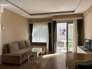 un salon avec un canapé et une table dans l'établissement Defne Beach Karya, à Fethiye