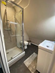 Bilik mandi di Apartment- Private studio in detached house