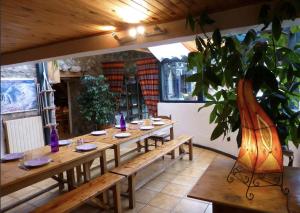 a long wooden table in a room with a plant at EQUI-Libre in Porta