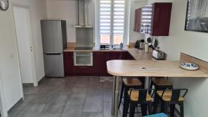 une cuisine avec une table en bois et un réfrigérateur dans l'établissement Villa LaDoRe, Apt 2 chambres dans maison, 55m2, 100m des plages, parking, à Roquebrune-Cap-Martin 16 autres photos