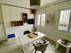 Μια τηλεόραση ή/και κέντρο ψυχαγωγίας στο Avril - Appartement Centre Ville Concarneau