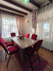 Posezení v ubytování Yurt Camp КӨNӨK + 12 fotografií
