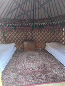 Postel nebo postele na pokoji v ubytování Yurt Camp КӨNӨK