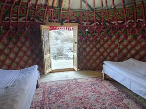 Postel nebo postele na pokoji v ubytování Yurt Camp КӨNӨK
