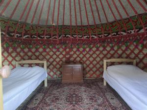 Postel nebo postele na pokoji v ubytování Yurt Camp КӨNӨK