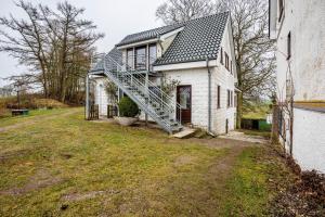 KronsgaardにあるLandhaus Ostseeblick Fewo 3 -の側面に階段がある白い家