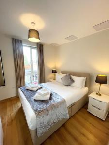 una camera da letto con un letto con due asciugamani sopra di Blue Sky Apartments@Guildford Town Centre a Guildford