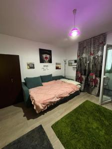 Un dormitorio con una cama y un techo morado. en ModernStudio, en Bragadiru