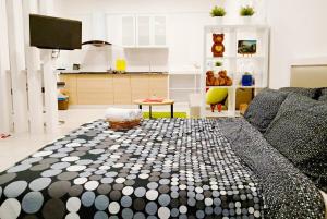 a living room with a couch and a table at EVO SOHO Bangi in Kampong Sungai Ramal Dalam