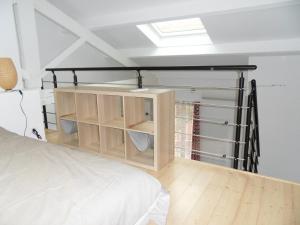 - une chambre avec des lits superposés et une lucarne dans l'établissement Villa LaDoRe, Apt 2 chambres dans maison, 55m2, 100m des plages, parking, à Roquebrune-Cap-Martin