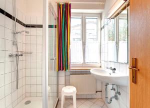 Et badeværelse på Villa Lübcke, Fewo 4 + 2 billeder