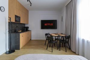 Kuchyňa alebo kuchynka v ubytovaní Glow Apartments - Apartamenty Studio KOZIA Gdańsk Śródmieście