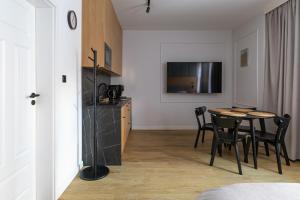 Kuchyňa alebo kuchynka v ubytovaní Glow Apartments - Apartamenty Studio KOZIA Gdańsk Śródmieście