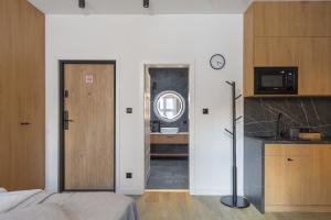 Kuchyňa alebo kuchynka v ubytovaní Glow Apartments - Apartamenty Studio KOZIA Gdańsk Śródmieście + 32 fotografií