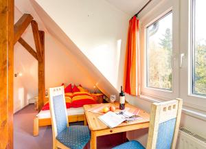 En eller flere senge i et værelse på Villa Lübcke, Fewo 7