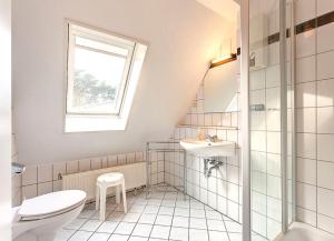 Et badeværelse på Villa Lübcke, Fewo 7 + 2 billeder