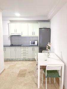 Kuchyň nebo kuchyňský kout v ubytování Sagasta Beach Apartment I by Canary365 + 9 fotografií