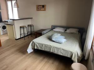 A bed or beds in a room at Le Repaire des Cimes - Proche des pistes