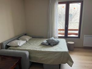 A bed or beds in a room at Le Repaire des Cimes - Proche des pistes Még 7 kép