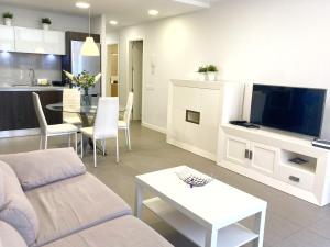 A television and/or entertainment centre at Sagasta BeachFront Balcony by Canary365 Még 2 kép