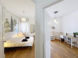 ein Schlafzimmer mit einem Bett, einem Schreibtisch und einem Tisch in der Unterkunft Vesle- Hyper Centre - 2 Chambres in Reims