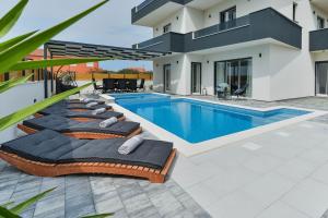 Πισίνα στο ή κοντά στο Villa JoMaNi with heated pool