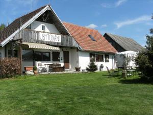 MaňavaChalupa na Maňavě的白色的建筑,前面有标志