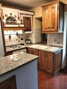 Vagli di SottoにあるHouse of serenityの木製のキャビネットとカウンタートップを備えたキッチン