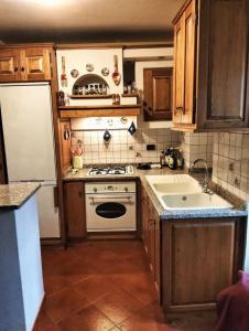 Vagli di SottoにあるHouse of serenityのキッチン(白いコンロ、シンク付)