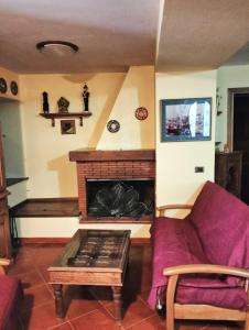 Vagli di SottoにあるHouse of serenityのソファと暖炉のあるリビングルーム +18枚の写真