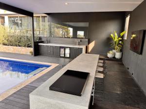 Πισίνα στο ή κοντά στο Ohana Luxury Retreat-beach access heated pool