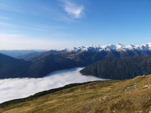 una vista desde la cima de una montaña con nubes en Sonnseitn Appartments, en Sankt Martin