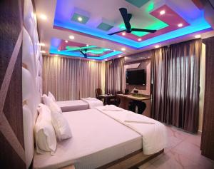 Un pat sau paturi într-o cameră la Hotel Maniraj Inn