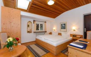Postel nebo postele na pokoji v ubytování Stoll's Hotel Alpina + 37 fotografií