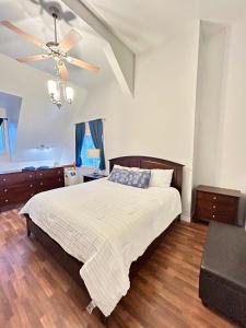 Postel nebo postele na pokoji v ubytování Resort Lac Ste-Marie + 40 fotografií