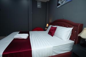 Postel nebo postele na pokoji v ubytování The Eros Hotel
