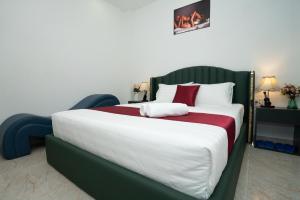 Postel nebo postele na pokoji v ubytování The Eros Hotel