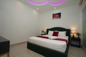 Postel nebo postele na pokoji v ubytování The Eros Hotel