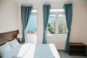 Postel nebo postele na pokoji v ubytování Misty Lake Dalat Hotel