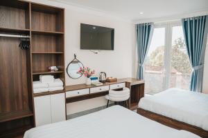 Postel nebo postele na pokoji v ubytování Misty Lake Dalat Hotel