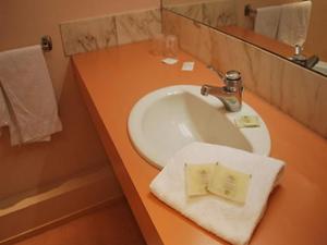 Afbeelding uit fotogalerij van Logis Hôtel & Restaurant - Le Normandie in Caudebec-en-Caux +14 foto's