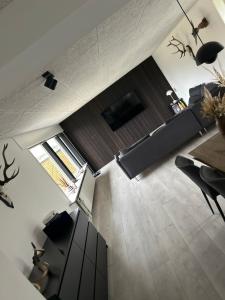 TV a/nebo společenská místnost v ubytování Tranevejs hytten