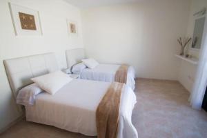 プラヤ・ブランカにあるApartamentos Quintanaのホテルルーム内のベッド2台が備わる部屋