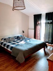 Un dormitorio con una cama con una manta a cuadros. en Bungalow Buitenlui, en Molenschot