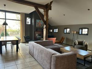 Posezení v ubytování Sfeervolle Vakantieboerderij met sauna