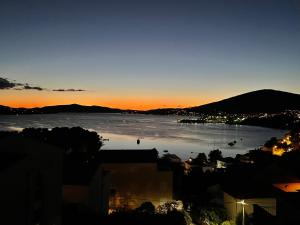 トロギールにあるMagic Roofの夕日の水の景色