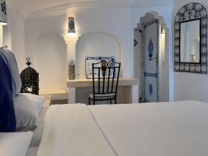 Llit o llits en una habitació de Hotel Al Alba Hammam & Restaurant