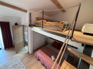 Ένα ή περισσότερα κρεβάτια σε δωμάτιο στο Les chambres d hôtes de la Maison Mélomane